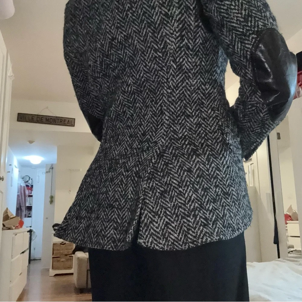 Smythe Herringbone Blazer with leather patches and Faux Fur Collar sz 6 - Picture 2 of 9